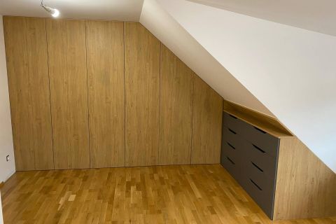 Vestavěné skříně - klasické a bezůchytkové otevírání